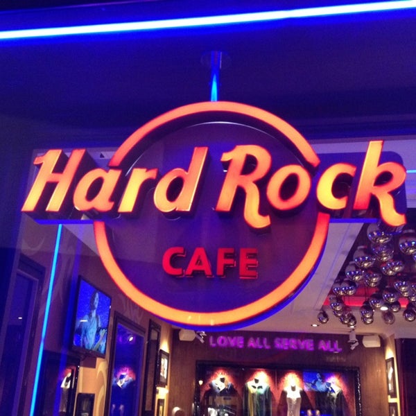 Photo taken at Hard Rock Cafe Ibiza by Oliver Ronan D. on 8/31/2013
