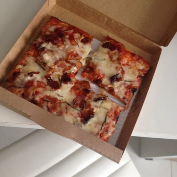 Foto tirada no(a) Blocks Pizza Deli por Bella L. em 6/1/2014