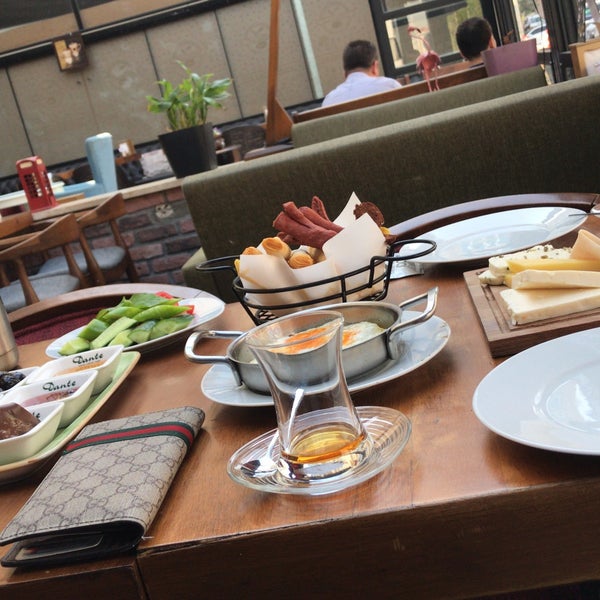 Foto tomada en Dubai Cafe Lounge Shisha  por Hakan ÇAKAROĞLU el 4/26/2018