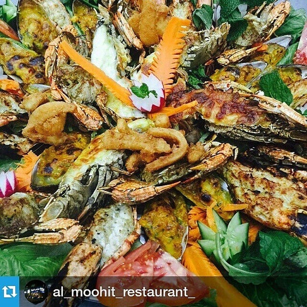 Снимок сделан в Al Moohit Restaurant пользователем haitham a. 4/14/2015