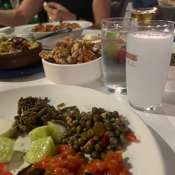 Das Foto wurde bei KoyuMavi Balık Restaurant von Çiğdem K. am 8/18/2022 aufgenommen