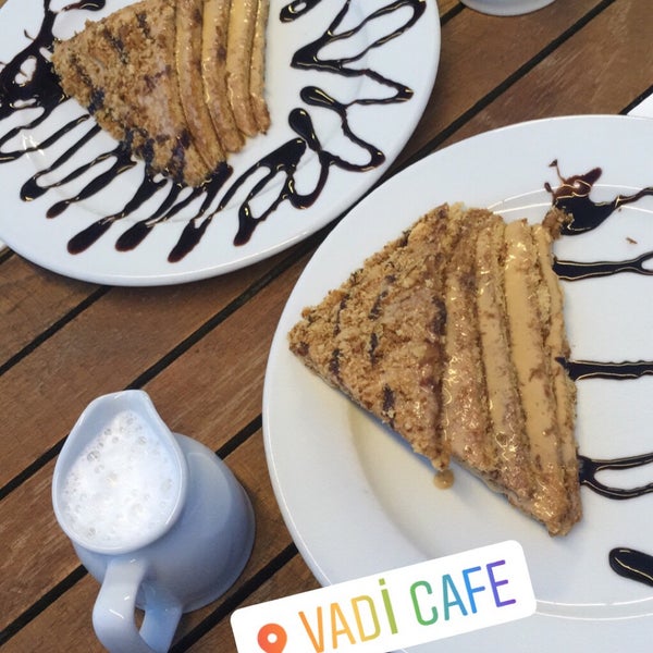 รูปภาพถ่ายที่ Vadi Cafe โดย Yiğit Ç. เมื่อ 5/26/2019
