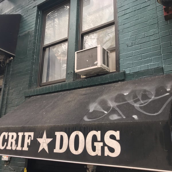 รูปภาพถ่ายที่ Crif Dogs โดย A K. เมื่อ 4/27/2019