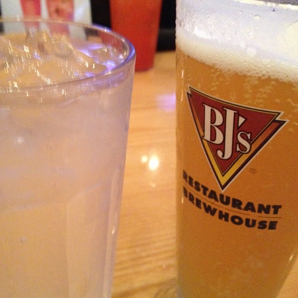 Photo taken at BJ&#39;s Restaurant &amp; Brewhouse by A K. on 2/13/2013
