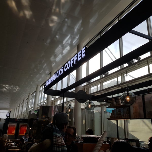 Foto tirada no(a) Starbucks por Oleksii K. em 10/28/2018