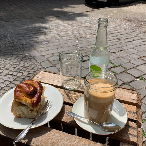 Immediate love! Quite impressed that they prepare their own Oatmilk. Rhubarb brioche was delicious (not too sweet) and it was quite a big portion. Good Oatmilk Latte. Have to come back!!
