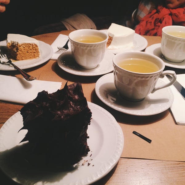 รูปภาพถ่ายที่ DoubleDecker Cake &amp; Coffee โดย Elena T. เมื่อ 11/14/2015