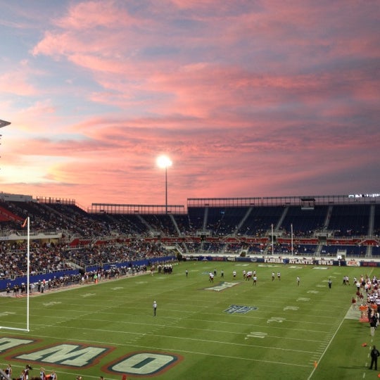 10/27/2012 tarihinde Patrina T.ziyaretçi tarafından FAU Football Stadium'de çekilen fotoğraf