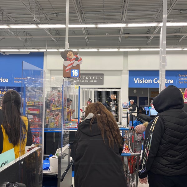 Photo taken at Walmart Supercentre by Sofía G. on 12/18/2022