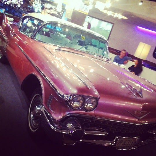 Das Foto wurde bei The Pink Cadillac von Juli J. am 11/5/2012 aufgenommen