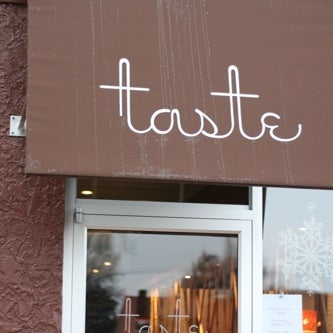 Foto tomada en Taste Café &amp; Marketplace  por Taste Café &amp; Marketplace el 4/15/2015