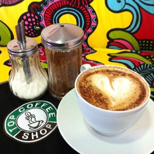 รูปภาพถ่ายที่ TOP COFFEE SHOP &amp; JUICE BAR โดย Alfonso M. เมื่อ 11/24/2012