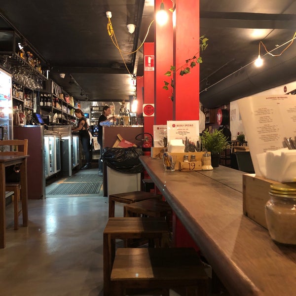 Foto tomada en Brew Cafe &amp; Wine Bar  por Alex W. el 5/11/2019