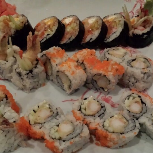 Foto diambil di Yashi Sushi oleh Kenneth B. pada 10/4/2013