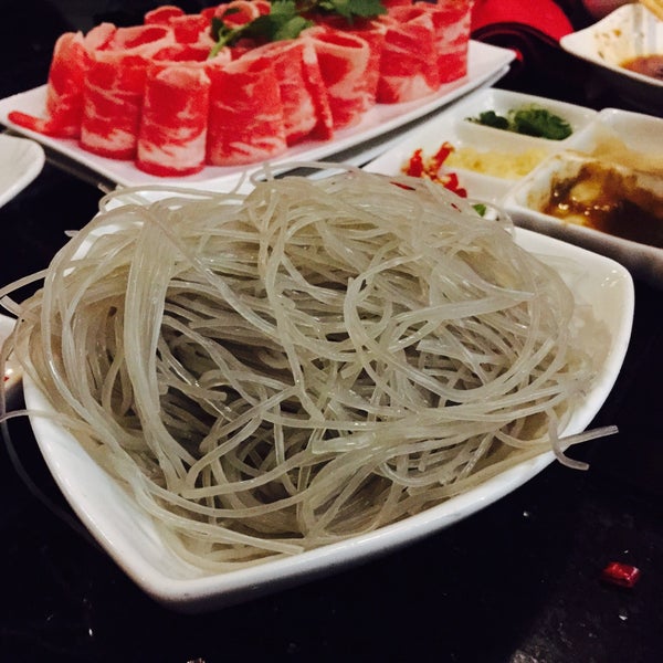 Foto diambil di Akai Ryu Shabu &amp; Sushi Restaurant oleh Godere B. pada 4/16/2015
