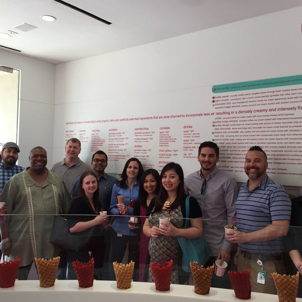 4/28/2016 tarihinde EJ M.ziyaretçi tarafından Sprinkles Dallas Ice Cream'de çekilen fotoğraf