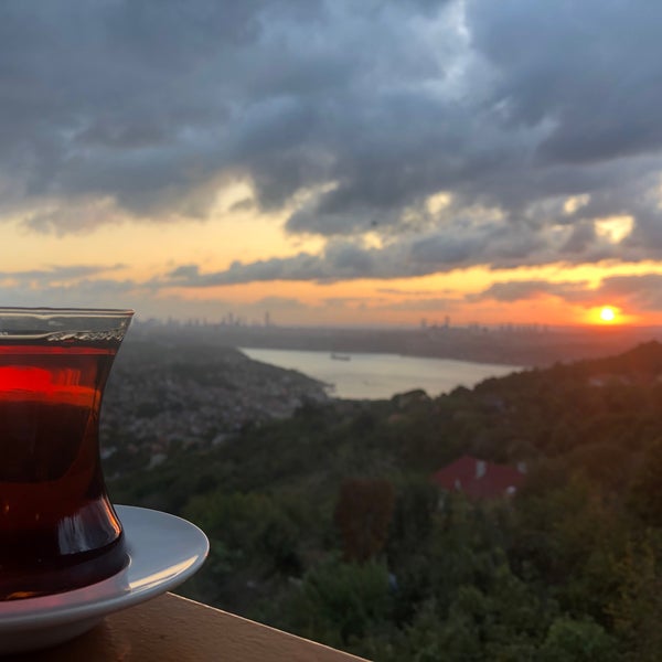 Das Foto wurde bei Karlıtepe Kule Restorant von Cenk am 9/19/2020 aufgenommen