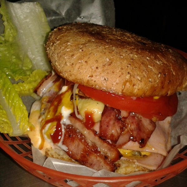 Photo taken at The Grizzly&#39;s Hamburguesas al Carbón by Fas S. on 5/25/2014