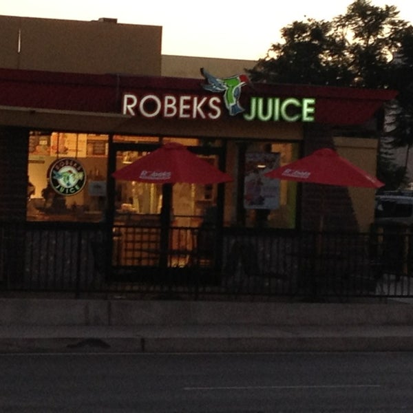รูปภาพถ่ายที่ Robeks Fresh Juices &amp; Smoothies โดย Nadeem B. เมื่อ 8/28/2013