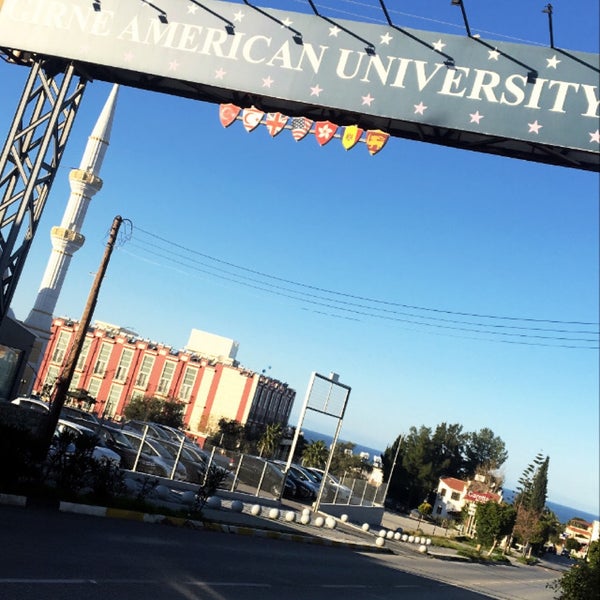 รูปภาพถ่ายที่ Girne American University โดย Yağmur K. เมื่อ 1/25/2020