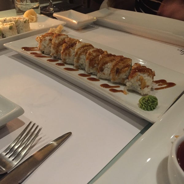 รูปภาพถ่ายที่ Sushija โดย Burak K. เมื่อ 3/5/2016