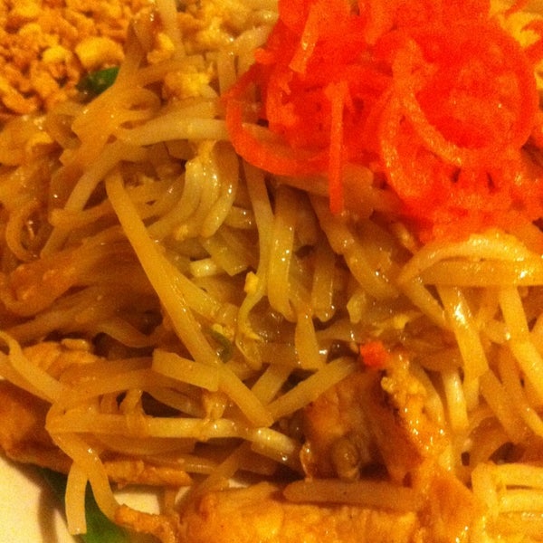 รูปภาพถ่ายที่ Tuptim Thai Cuisine โดย Shanell S. เมื่อ 11/8/2013