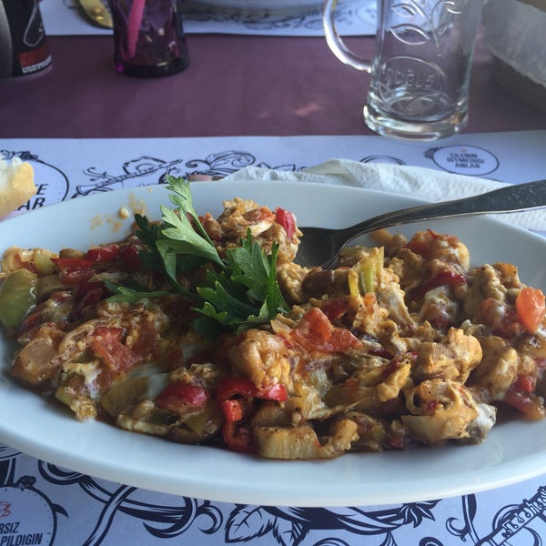 Foto scattata a Kandil Restaurant Şafak Usta&#39;nın Yeri da Monique S. il 9/24/2015