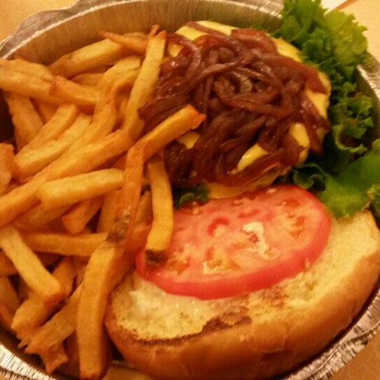 11/13/2015 tarihinde Vicki N.ziyaretçi tarafından Burger Heaven'de çekilen fotoğraf
