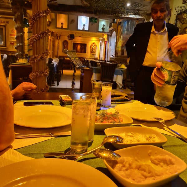 Das Foto wurde bei Afrodit Restaurant von Selçuk A. am 12/12/2022 aufgenommen
