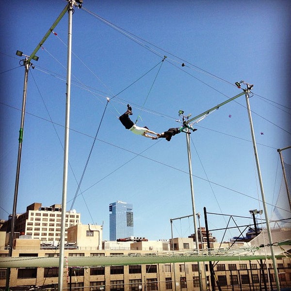 รูปภาพถ่ายที่ Trapeze School New York โดย Joshua J. เมื่อ 4/21/2013