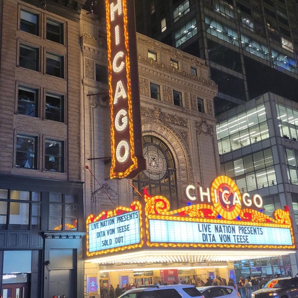 Foto diambil di The Chicago Theatre oleh Gary G. pada 2/15/2023