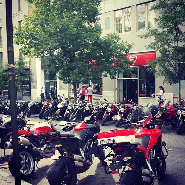 9/10/2013에 Ish님이 Ducati Triumph New York에서 찍은 사진