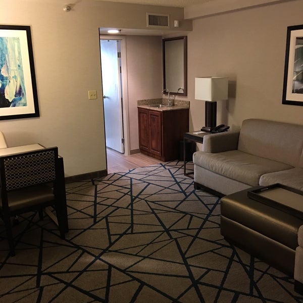 รูปภาพถ่ายที่ Embassy Suites by Hilton โดย Carol เมื่อ 6/29/2016