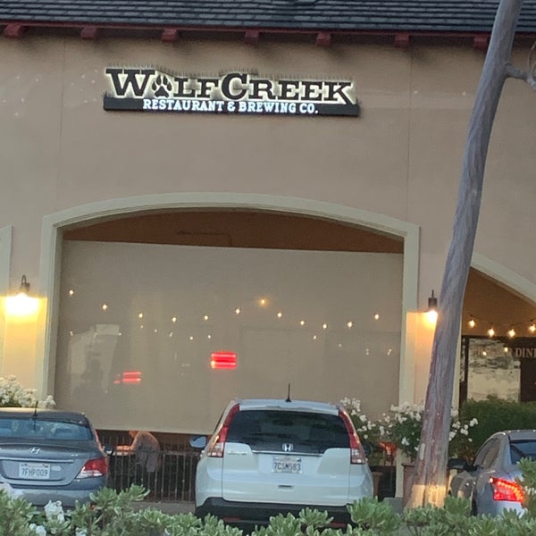 รูปภาพถ่ายที่ Wolf Creek Restaurant &amp; Brewing Co. โดย JD S. เมื่อ 5/17/2019