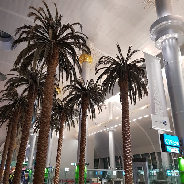 Снимок сделан в Международный аэропорт Дубай (DXB) пользователем Youngsun J. 2/14/2018