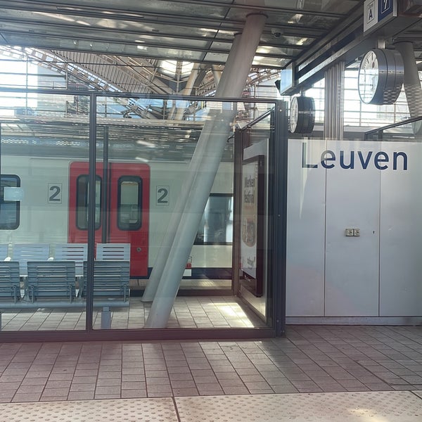 รูปภาพถ่ายที่ Station Leuven โดย Thomas vd M. เมื่อ 6/25/2023