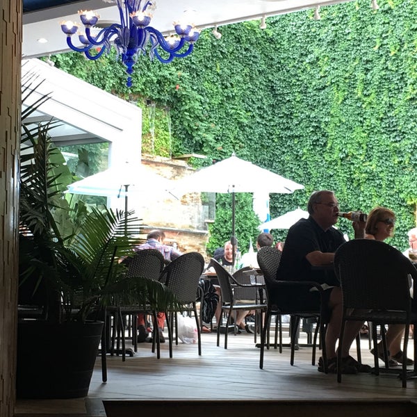 7/5/2017 tarihinde Ava B.ziyaretçi tarafından Athena Greek Restaurant'de çekilen fotoğraf