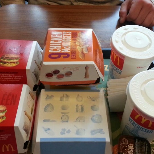 รูปภาพถ่ายที่ McDonald&#39;s โดย BatsOnline เมื่อ 6/1/2013