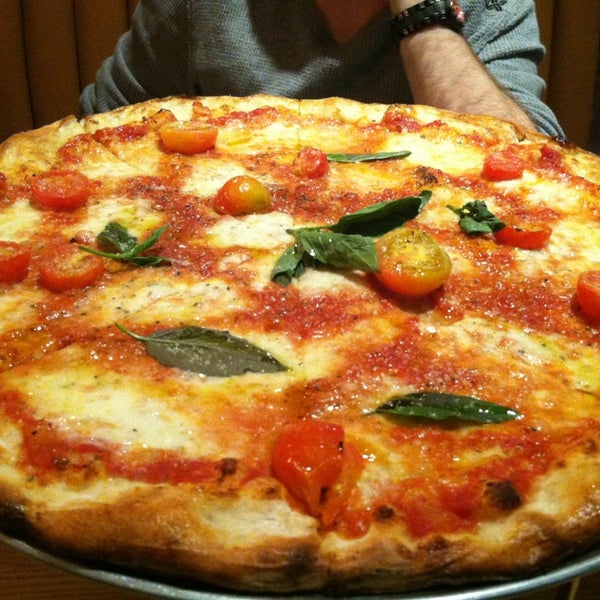Foto tomada en Pizza &amp; Brew Scarsdale  por Sylvia H. el 12/21/2012