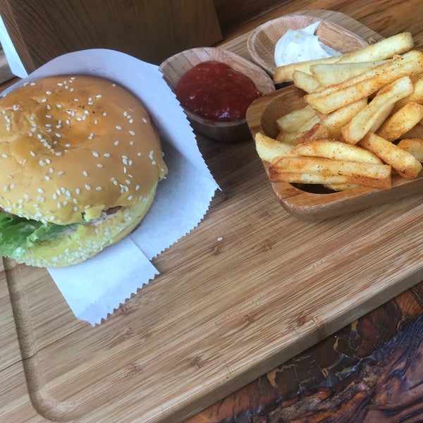 1/5/2019 tarihinde Muhammet C.ziyaretçi tarafından Cafe Burger 85'de çekilen fotoğraf