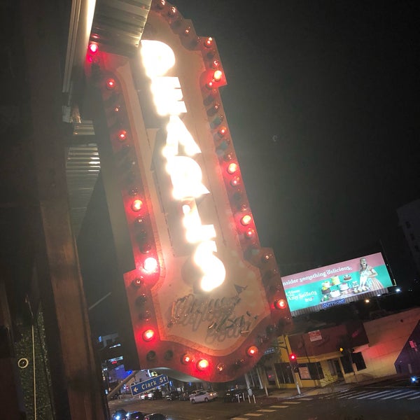 Foto tomada en Pearl&#39;s Liquor Bar  por Roy E. el 6/30/2019