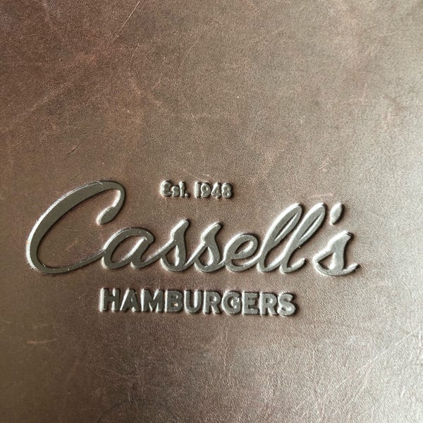 รูปภาพถ่ายที่ Cassell&#39;s Hamburgers โดย Roy E. เมื่อ 3/21/2019