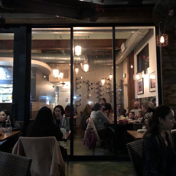 Foto tirada no(a) Cafe Vida - Culver City por Roy E. em 2/20/2019