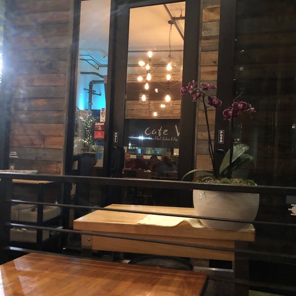 6/1/2019 tarihinde Roy E.ziyaretçi tarafından Cafe Vida - Culver City'de çekilen fotoğraf