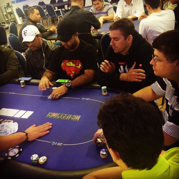 Foto tirada no(a) LOL Clube &amp; Bar - Poker por Bruno A. em 6/3/2015