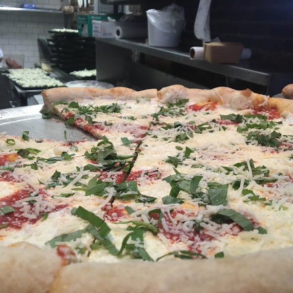 Foto scattata a Williamsburg Pizza da Cass C. il 5/5/2016