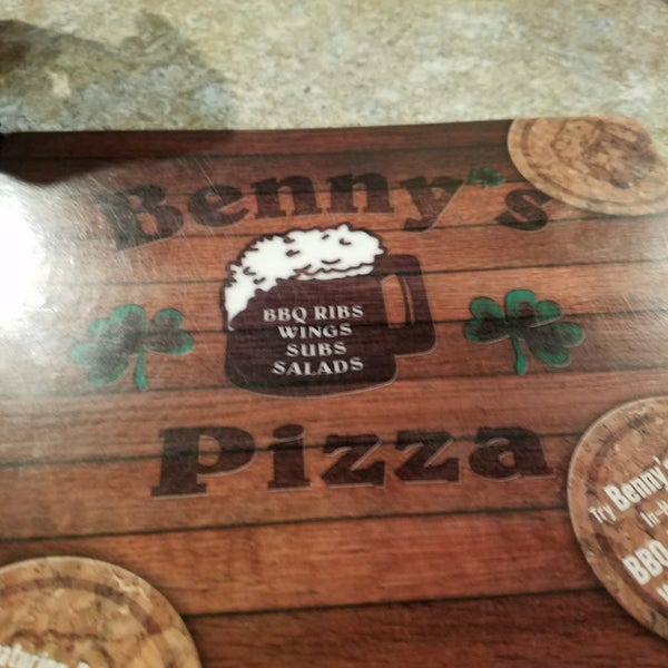 รูปภาพถ่ายที่ Benny&#39;s Pizza โดย Luke D. เมื่อ 2/24/2018