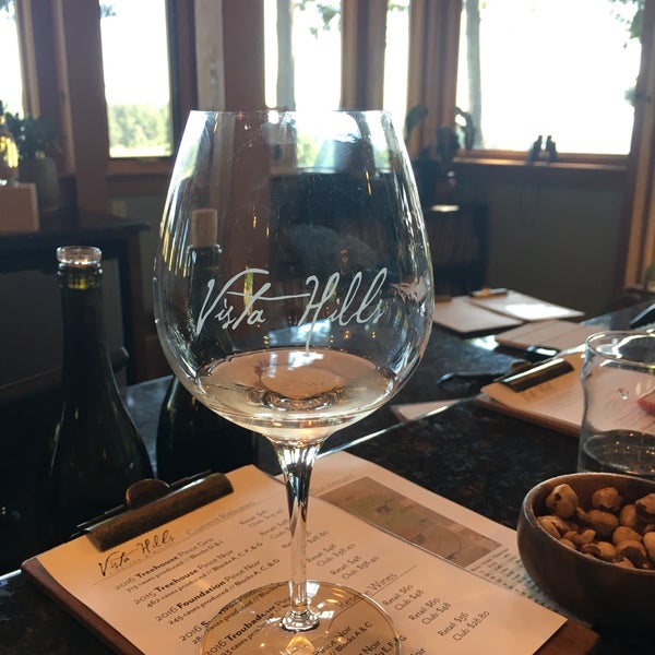 Das Foto wurde bei Vista Hills Vineyard &amp; Winery von Ken P. am 6/1/2018 aufgenommen