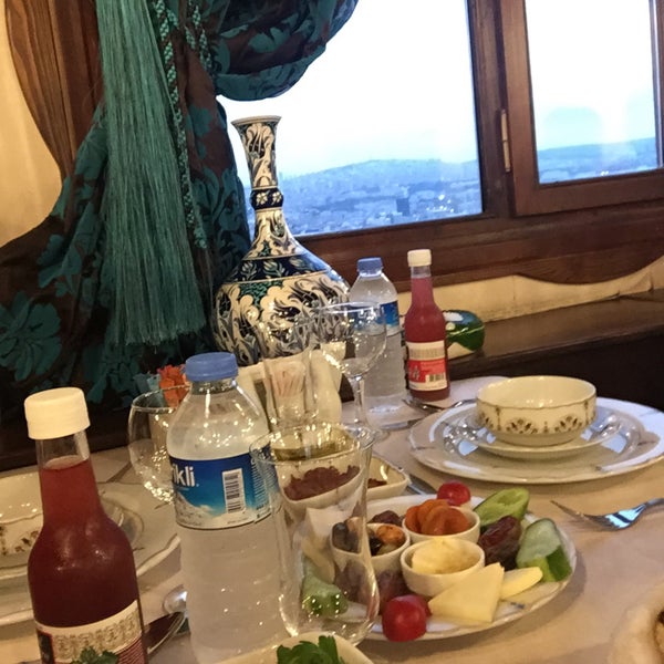 Das Foto wurde bei Bursa Evi İskender Restaurant von Israfil A. am 6/25/2015 aufgenommen