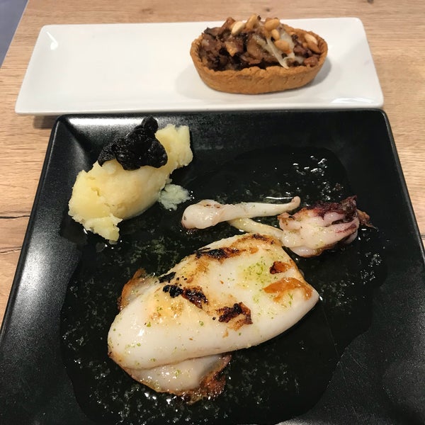 Grilled squid, scallops in cream sauce, pintxos, places to seat what more can you ask for.